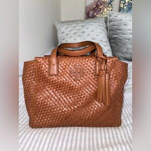 NEW W/O TAGS- TORY BURCH Thea Woven Slouchy Satchel Classic Tan (Authentic)